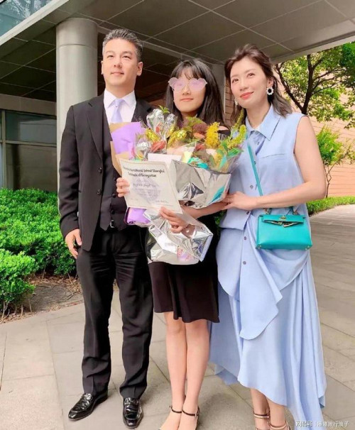 Giả Tình Văn trong lễ tốt nghiệp của con gái