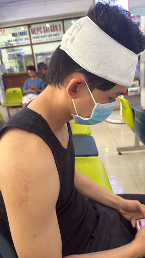Anh được đưa đi bệnh viện
