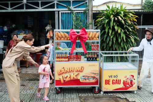 Hồ Ngọc Hà tặng quà