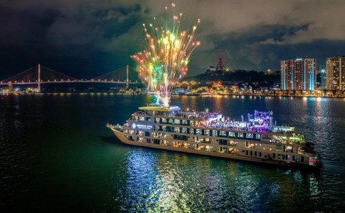 Màn pháo hoa trên du thuyền Ambassador Cruise