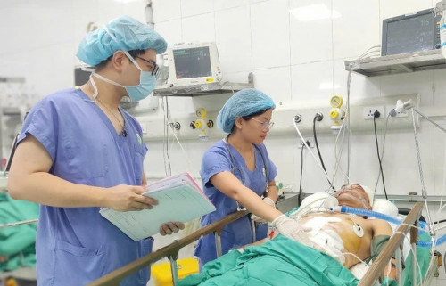 Phẫu thuật cứu người đàn ông nguy kịch vụ xe bán tải tông lật xe máy ở Hà Nội- Ảnh 1.