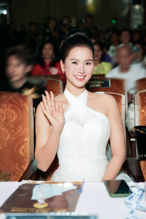 Á hậu Hương Ly