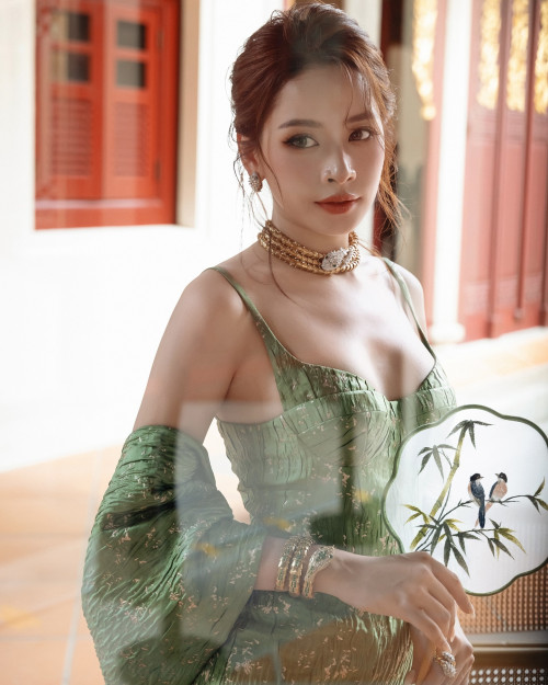 Chi Pu thể hiện phong cách thời trang