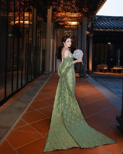 Chi Pu nổi bật giữa dàn sao