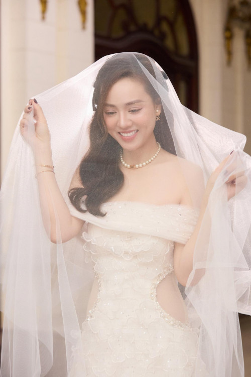 BTV Ngọc Hà trong bộ váy cưới