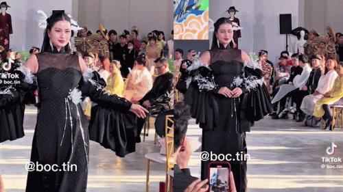 Á hậu Hương Ly tham gia catwalk