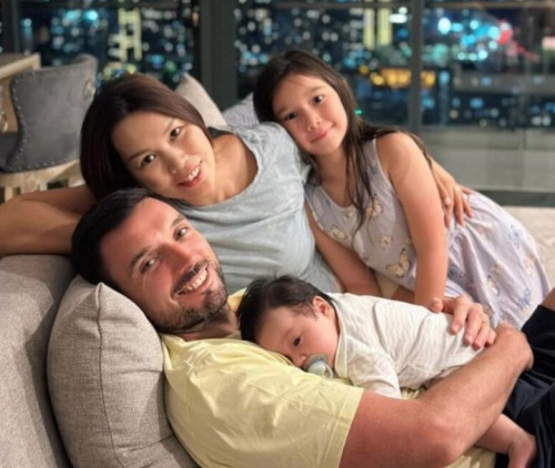 Hôn nhân viên mãn của Hà Anh với chồng Tây.