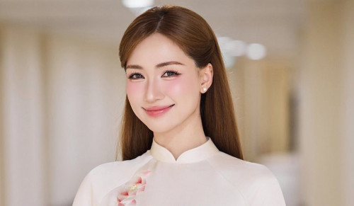 Ca sĩ Hòa Minzy hỗ trợ người dân Nghệ An