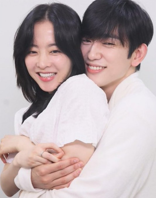 Cặp đôi Park Bo Young và Park Jin Young gây chú ý