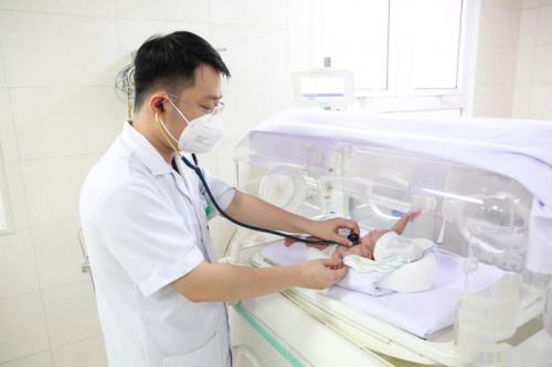 Quá trình 103 ngày nuôi sống bé gái sinh cực non chỉ nặng 550 gram- Ảnh 1.