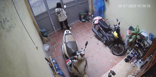Hình ảnh camera ghi lại lúc cháu bé rời khỏi nhà