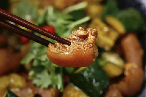 Món ăn ngon từ dưa chuột và móng giò heo.