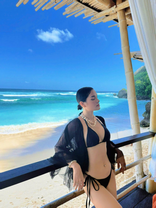 Phương Trinh Jolie tập yoga