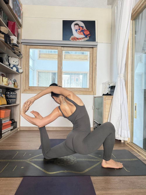 Phương Trinh Jolie tập yoga