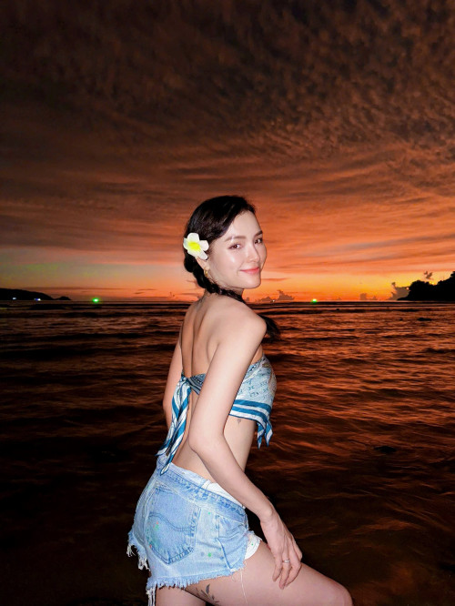 Phương Trinh Jolie tập yoga