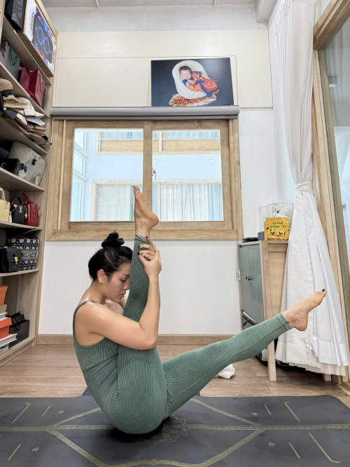 Phương Trinh Jolie tập yoga