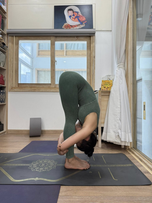 Phương Trinh Jolie tập yoga